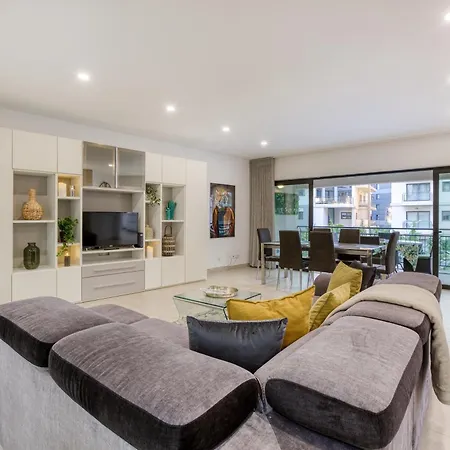 Designer, Luxurious 3br In Pender Gardens By 360 Estates