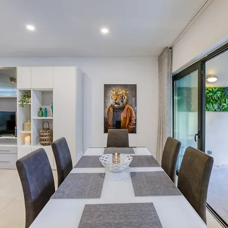 Designer, Luxurious 3br In Pender Gardens By 360 Estates