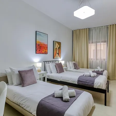 Designer, Luxurious 3br In Pender Gardens By 360 Estates