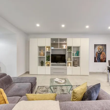 Designer, Luxurious 3br In Pender Gardens By 360 Estates
