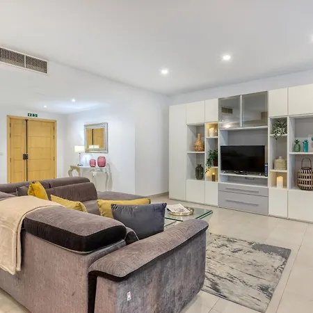 Designer, Luxurious 3br In Pender Gardens By 360 Estates