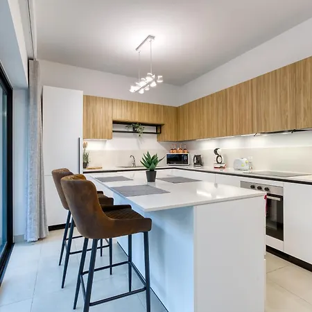 Designer, Luxurious 3br In Pender Gardens By 360 Estates *