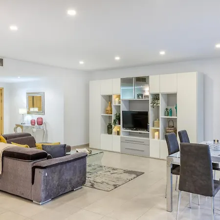 Apartment Designer, Luxurious 3br In Pender Gardens By 360 Estates