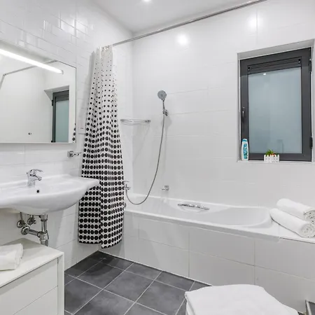 Designer, Luxurious 3br In Pender Gardens By 360 Estates