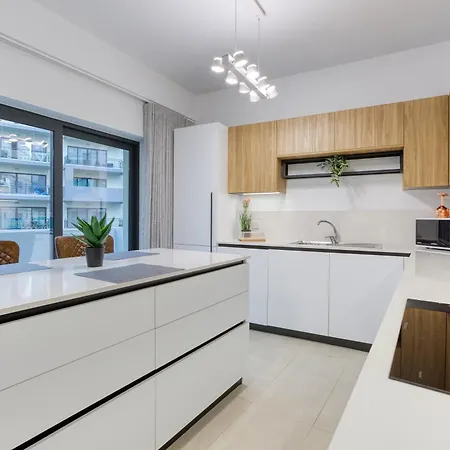 Apartment Designer, Luxurious 3br In Pender Gardens By 360 Estates
