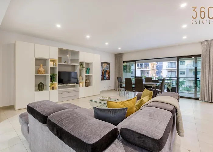 Designer, Luxurious 3br In Pender Gardens By 360 Estates