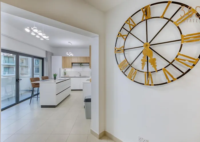 Designer, Luxurious 3br In Pender Gardens By 360 Estates