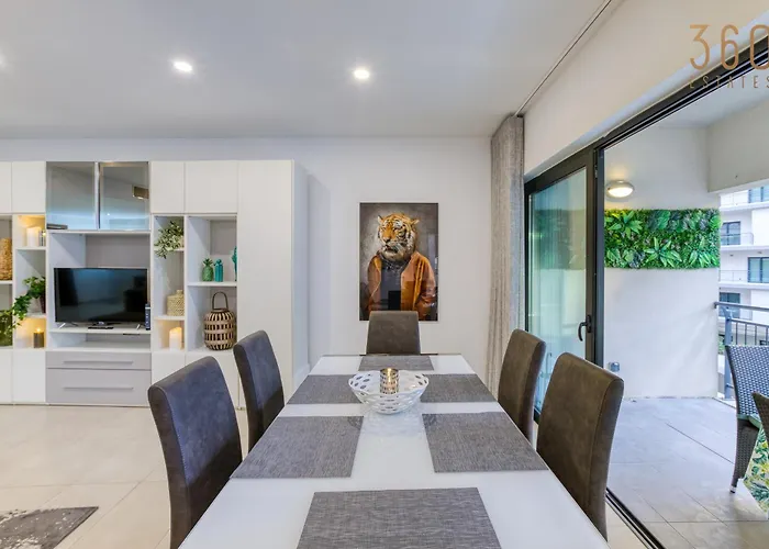 Designer, Luxurious 3br In Pender Gardens By 360 Estates