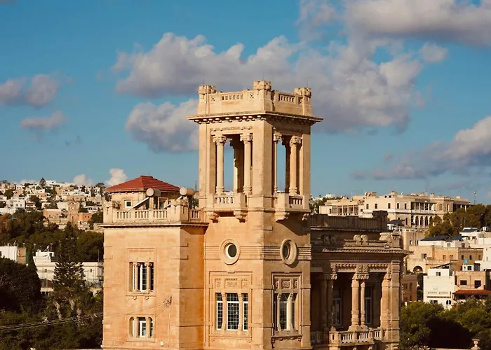 Designer, Luxurious 3br In Pender Gardens By 360 Estates