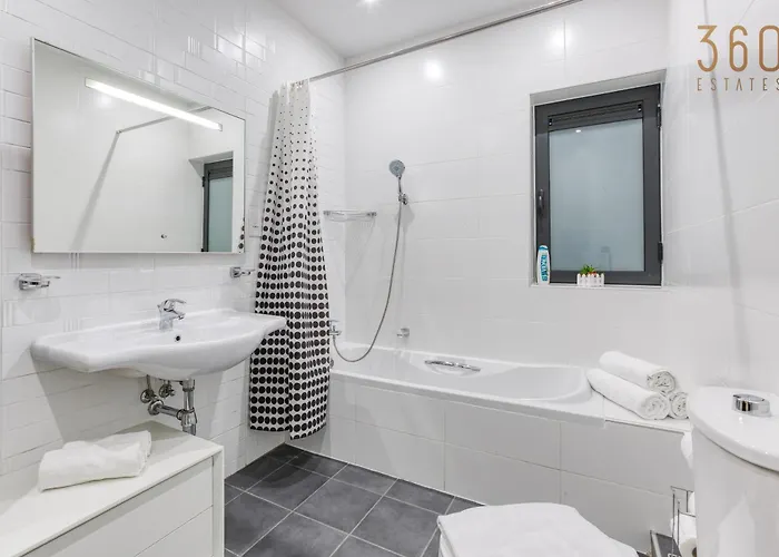 Designer, Luxurious 3br In Pender Gardens By 360 Estates