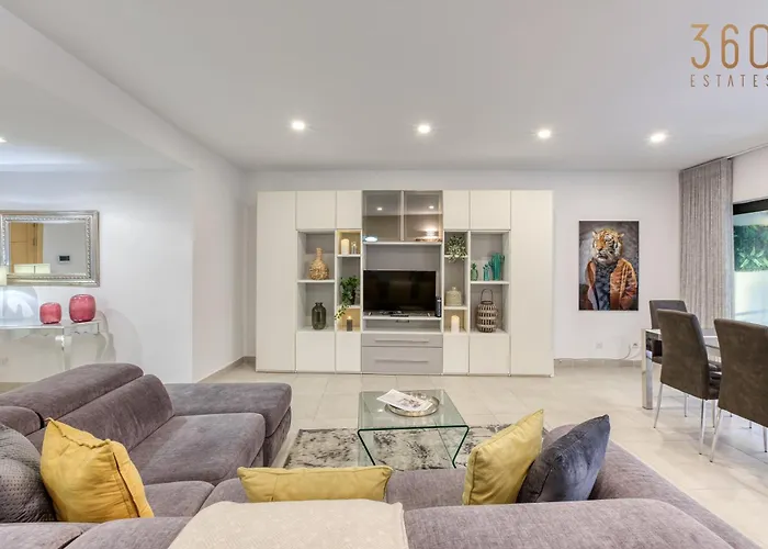 Designer, Luxurious 3br In Pender Gardens By 360 Estates