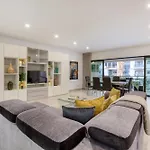 Designer, Luxurious 3br In Pender Gardens By 360 Estates