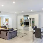 Lejlighed Designer, Luxurious 3br In Pender Gardens By 360 Estates