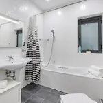 Designer, Luxurious 3br In Pender Gardens By 360 Estates