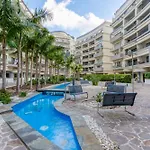 Lejlighed Designer, Luxurious 3br In Pender Gardens By 360 Estates