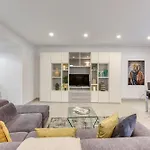 Designer, Luxurious 3br In Pender Gardens By 360 Estates