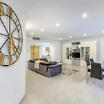 Designer, Luxurious 3br In Pender Gardens By 360 Estates Saint Julian's