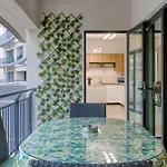 Designer, Luxurious 3br In Pender Gardens By 360 Estates