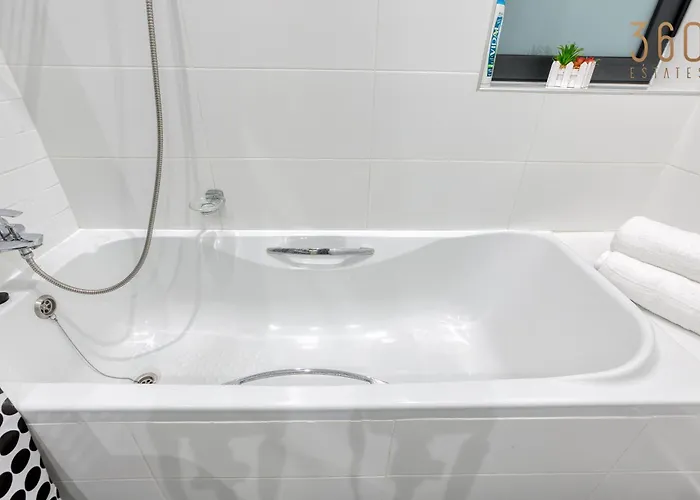 Designer, Luxurious 3br In Pender Gardens By 360 Estates *