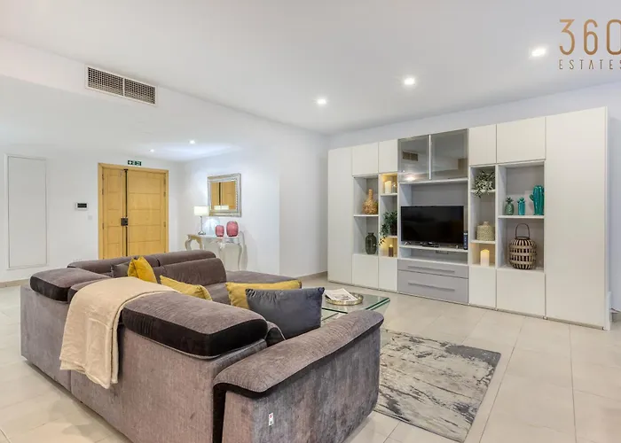 Designer, Luxurious 3br In Pender Gardens By 360 Estates